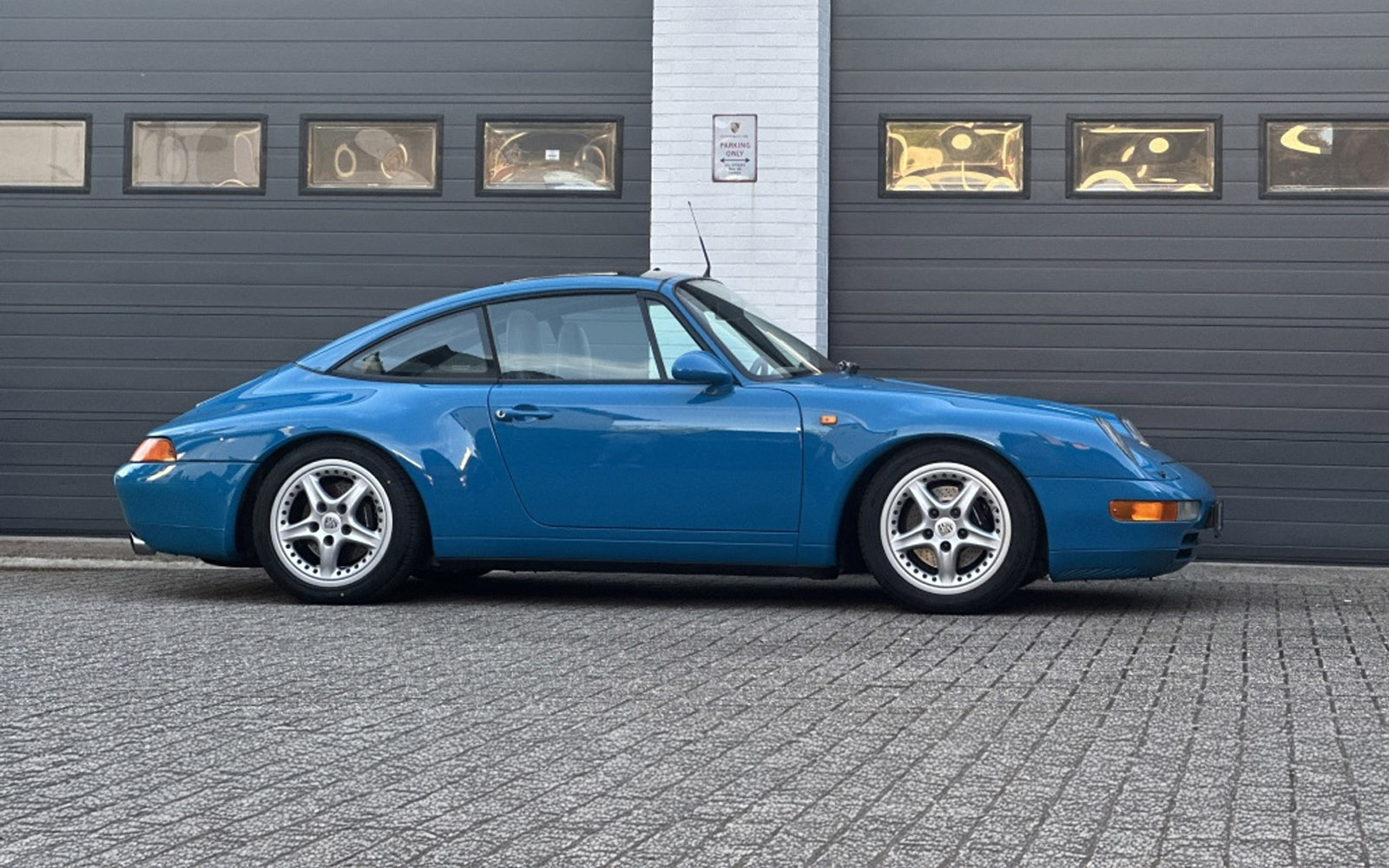EU Market Find: Ex-Factory Porsche 993 Targa in Blue Turquoise plus MT6 in Belgium